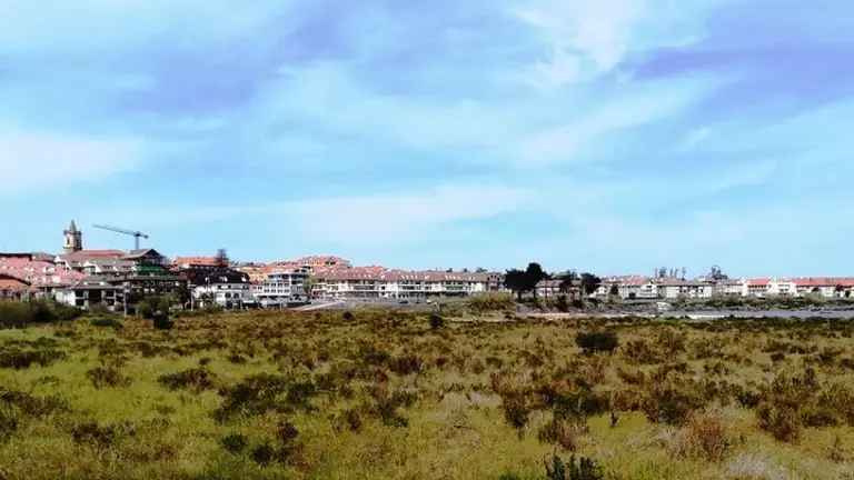 Los hechos, supuestamente, sucedieron en la localidad costera de Noja, en su zona de ambiente. R.A.