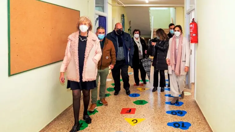 Las autoridades políticas visitan el colegio Jesús del Monte, en Hazas de Cesto.