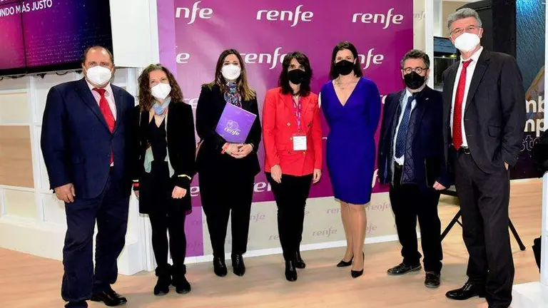 Un momento de la firma del convenio entre el Ayuntamiento de Santander y Renfe en Fitur.