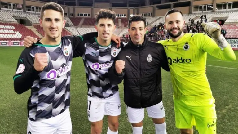 Los jugadores del Racing disfrutan del triunfo tras el encuentro en Las Gaunas.