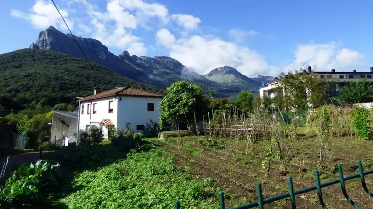 Zona de la montaña y rutas junto a Ramales de la Victoria. R.A.