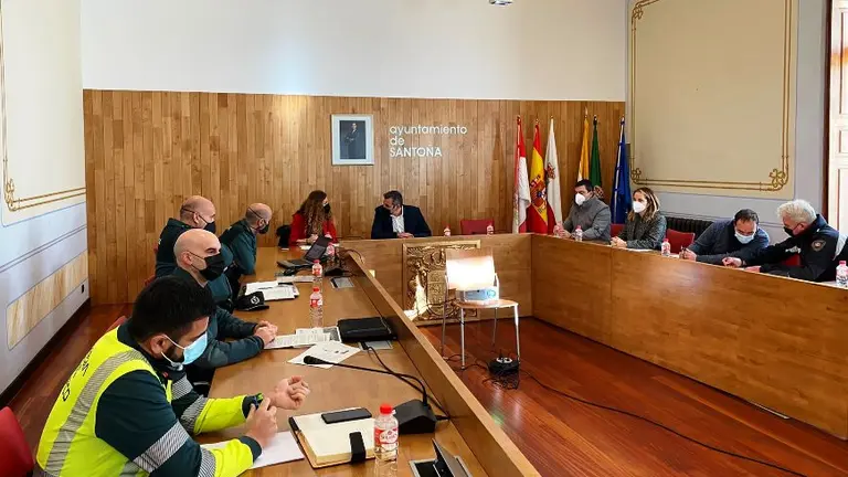 Reunión de la Junta de Seguridad local en el salón de plenos del Ayuntamiento de Santoña.