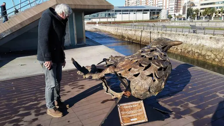 Actos vand&aacute;licos en la zona de la Paloma de la Paz, en Santander.