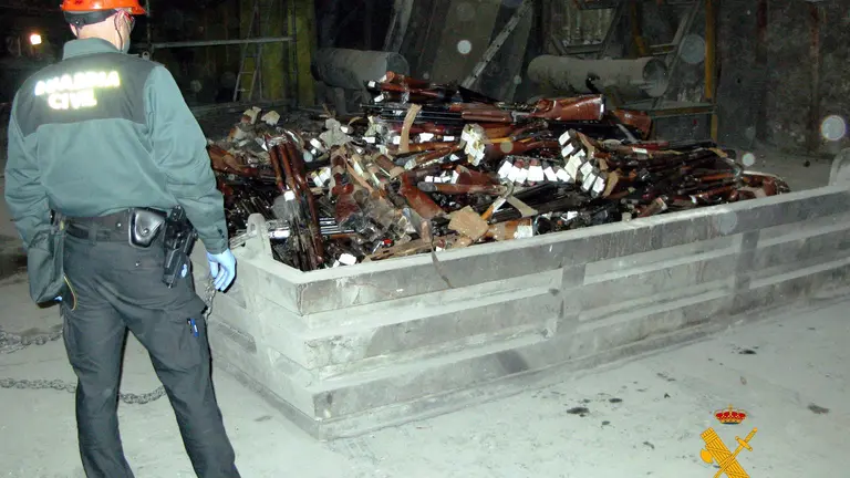Destrucción de las armas por la Guardia Civil.