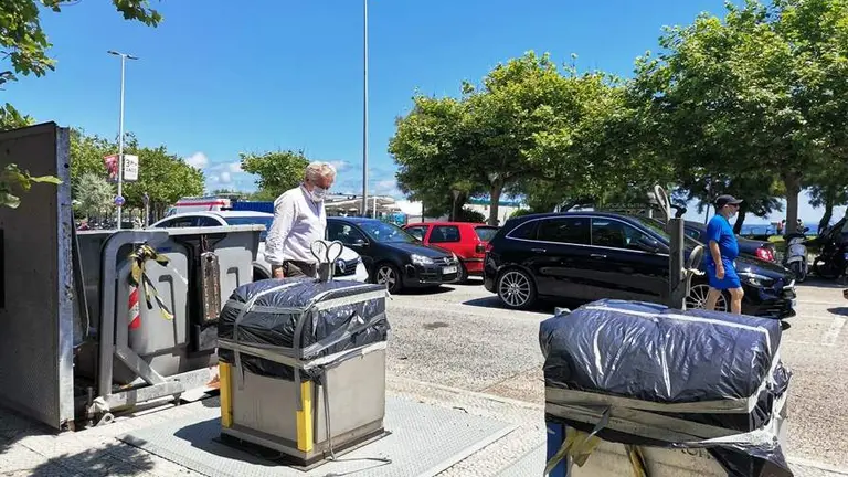 El concejal del PRC revisa el estado de los contenedores de Santander.