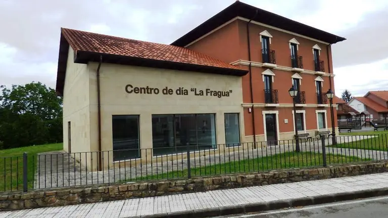 Centro de Día cerrado en Cicero, en Bárcena de Cicero. R.A.