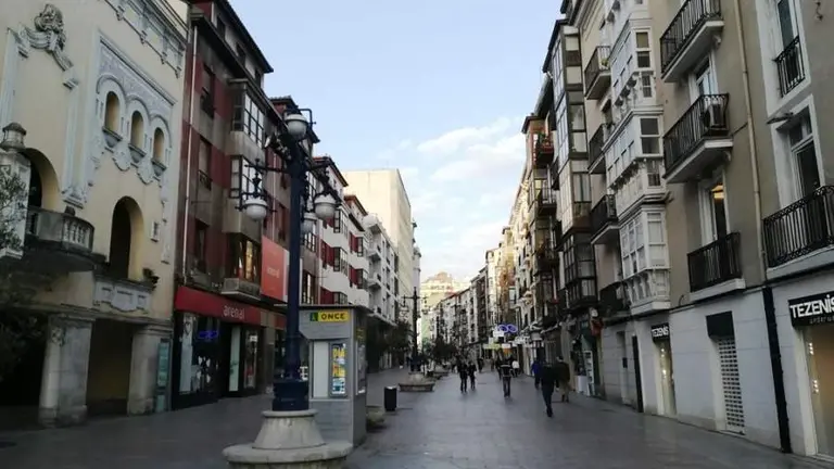 Comercios en la calle Burgos , en Santander. R.A.