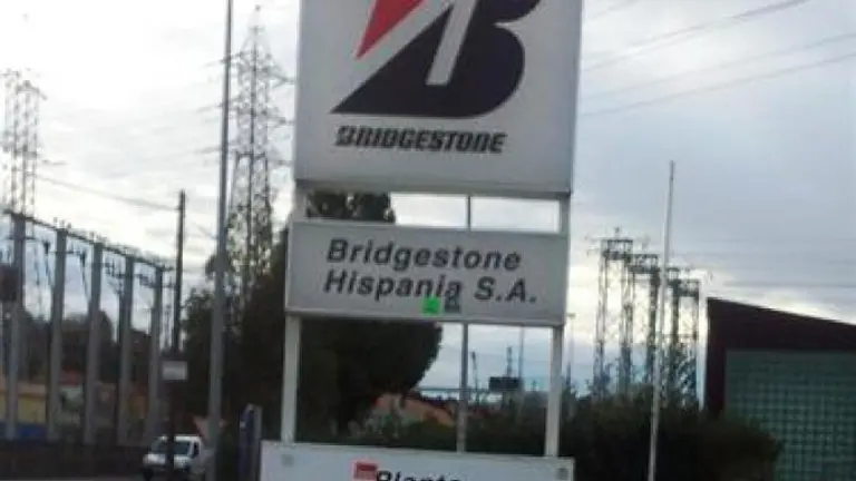 Entrada a la empresa de Bridgestone en Puente San Miguel.