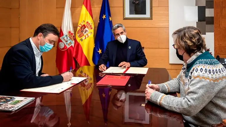 El vicepresidente Pablo Zuloaga y el alcalde de Valdeolea, Fernando Franco, firmaron el convenio.