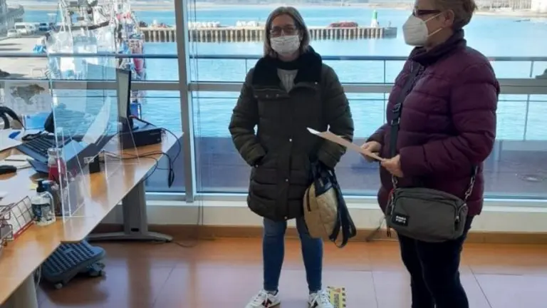 María José Diéguez y Rosa Cucurull en el momento de presentar las firmas.