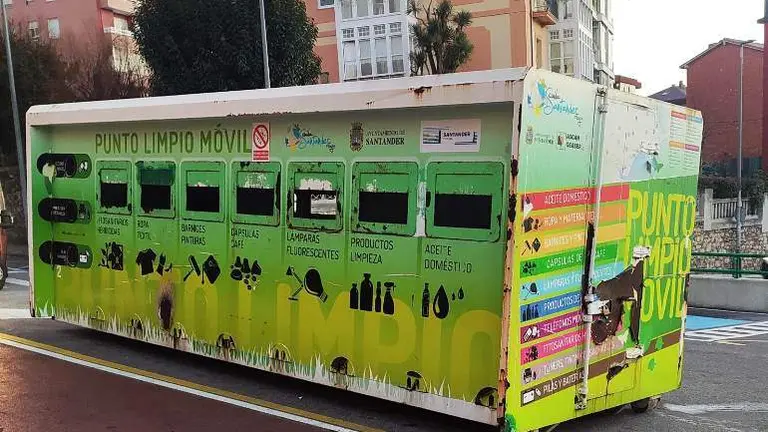 Contenedores m&oacute;viles en mal estado en Santander.