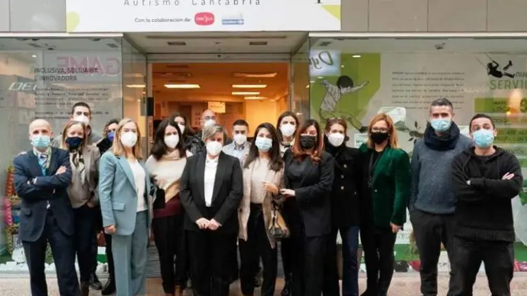 Un momento de la reunión de Ana Pastor y María José Saénz de Buruaga con la asociación.