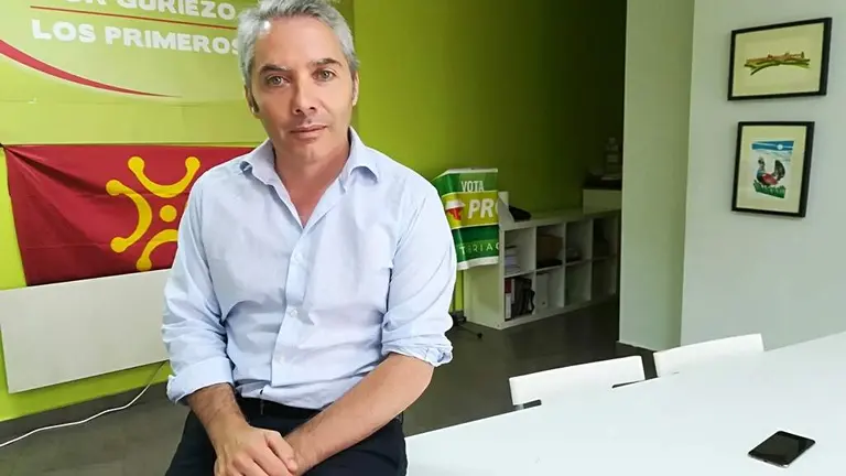 El portavoz del PRC en Guriezo, &Aacute;ngel Llano, en la sede del partido en este municipio.