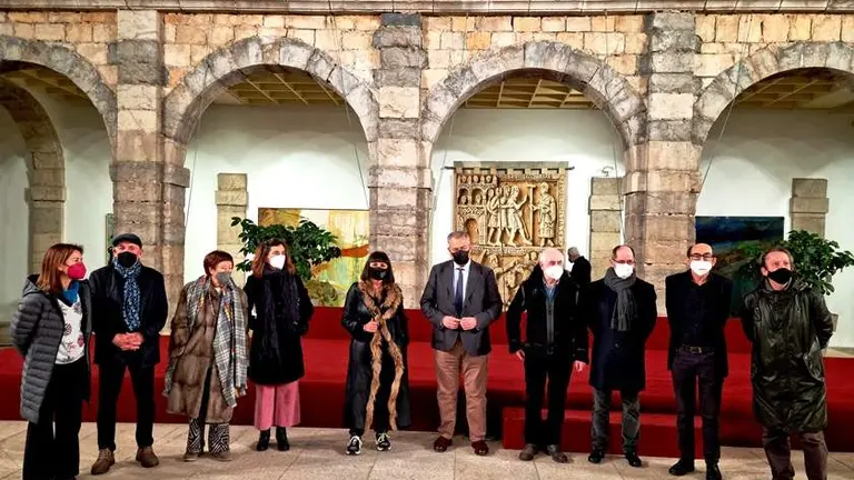 Presentaci&oacute;n de la exposici&oacute;n en el patio del Parlamento de Cantabria con la presencia de varios artistas.