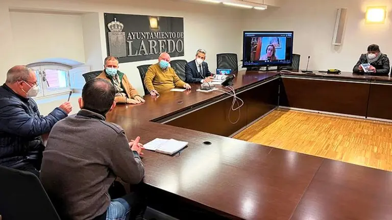 Un momento de la reuni&oacute;n en el Ayuntamiento de Laredo.