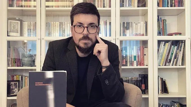 El autor Chema Barberarena junto a uno de los ejemplares de su primera novela.