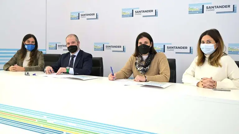 Un momento de la firma del convenio entre el Ayuntamiento de Santander y Uneatl&aacute;ntico.