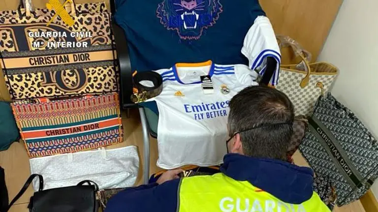 Artículos localizados en el mercado de Santoña por la Guardia Civil.