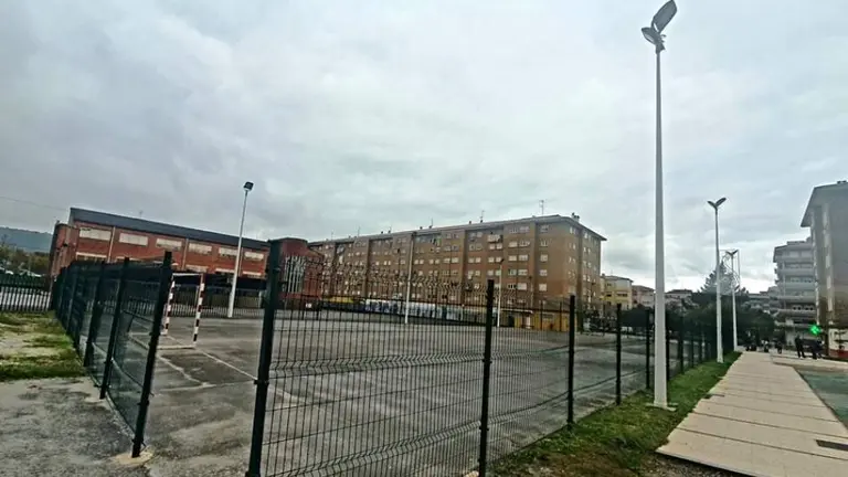 Pista deportiva en Nueva Ciudad, en Torrelavega.