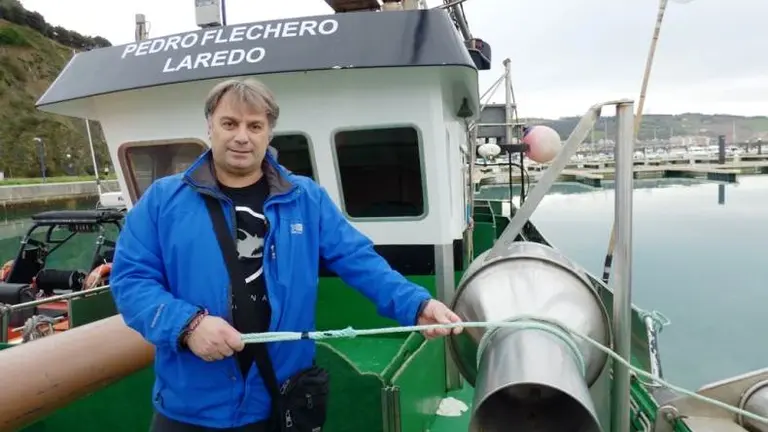El pescador Pedro Pardo, Flechero, en su barco en el puerto de Laredo. R.A