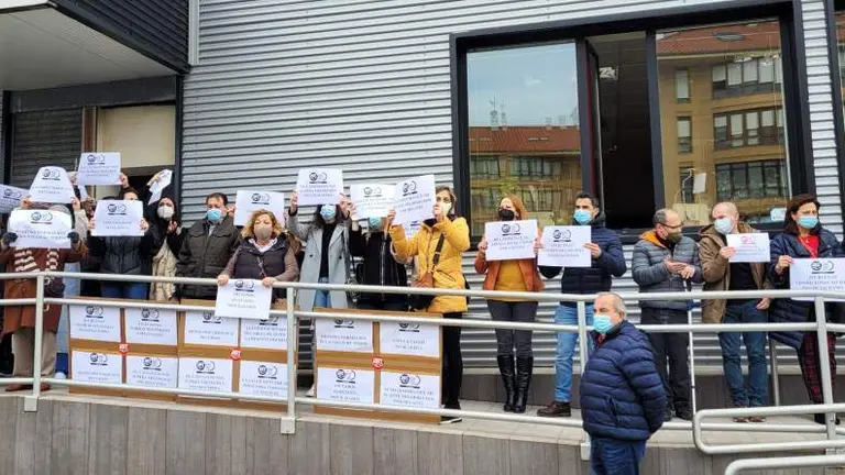Concentración de los trabajadores el primer día de huelga en Santander.