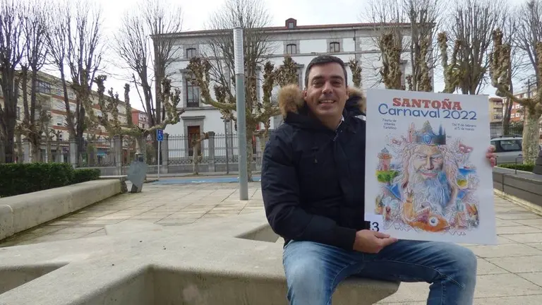 El concejal de Festejos de Santo&ntilde;a, Andr&eacute;s Pe&ntilde;a, muestra el cartel anunciador del Carnaval de este a&ntilde;o. R.A.