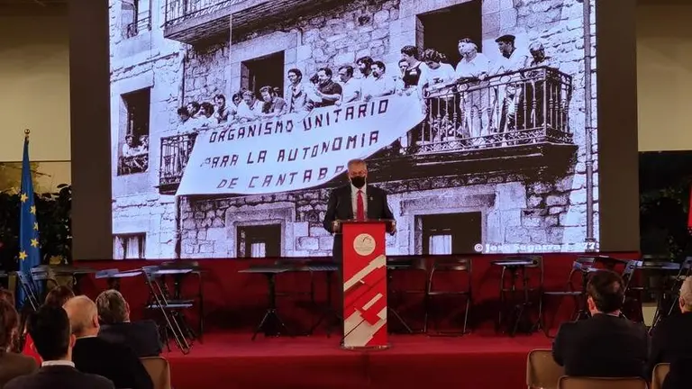 El presidente del parlamento, Joaquín Gómez, durante el acto del 40 aniversario del Estatuto de Autonomía.