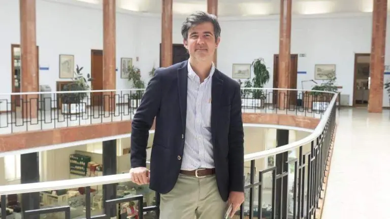 El concejal socialista, Javier González de Riancho, en el Consistorio de Santander.