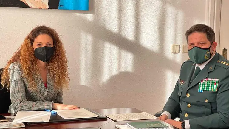 Un momento de la reunión entre la delegada del Gobierno en Cantabria y el coronel jefe de la Guardia Civil.