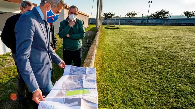 El consejero de Deportes, Pablo Zuloaga, visita el campo de fútbol de San Martín, en Suances.