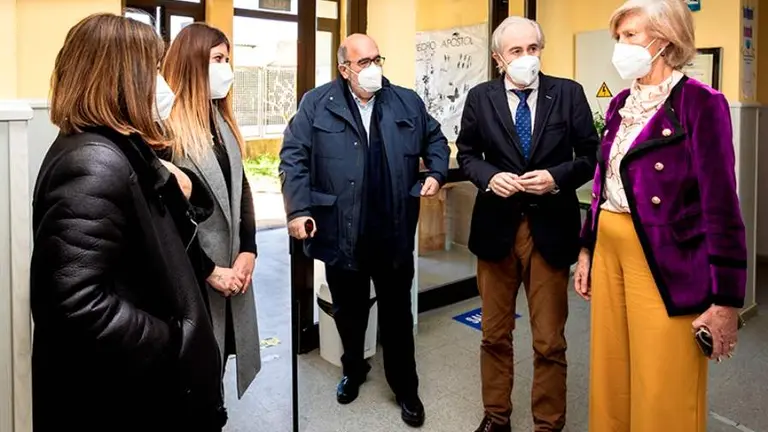 Un momento de la visita de la consejera de Educación, Marina Lombó, al colegio San Pedro Apóstol.