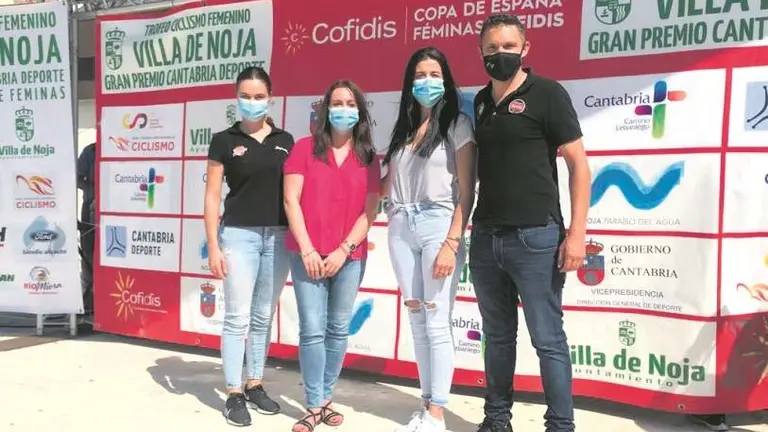 La noje&ntilde;a Cristina San Emeterio, a la izquierda.