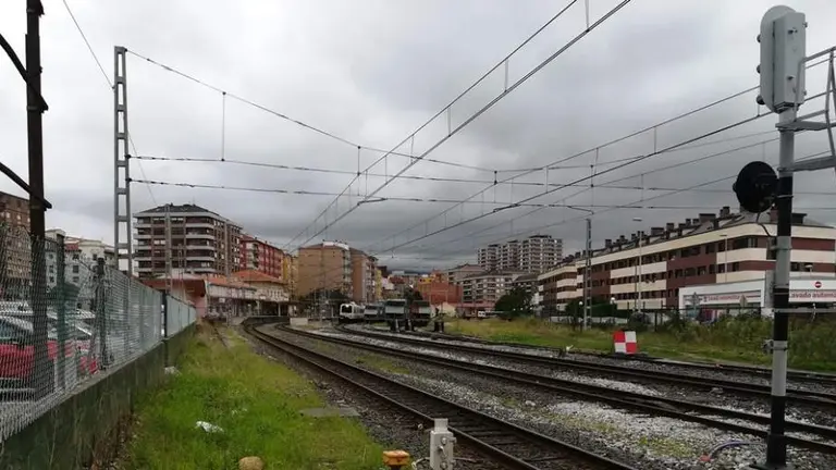 Vías del tren cerca de la estación de Torrelavega. R.A.