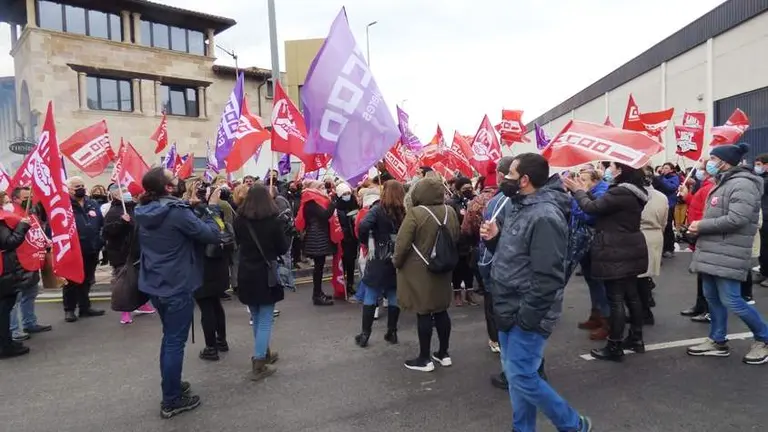 Huelga  de trabajadores del sector conservero en Santoña. R.A.