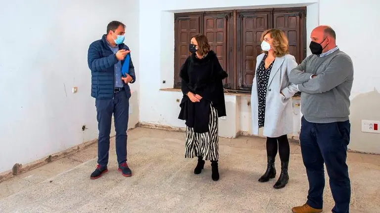 Visita a las obras de reforma de la antigua Casa del Médico, en Santillana del Mar.
