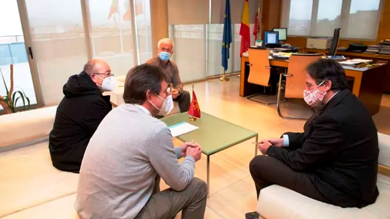 El consejero de Obras Públicas y el alcalde de Santillana del Mar analizaron las necesidades del municipio.