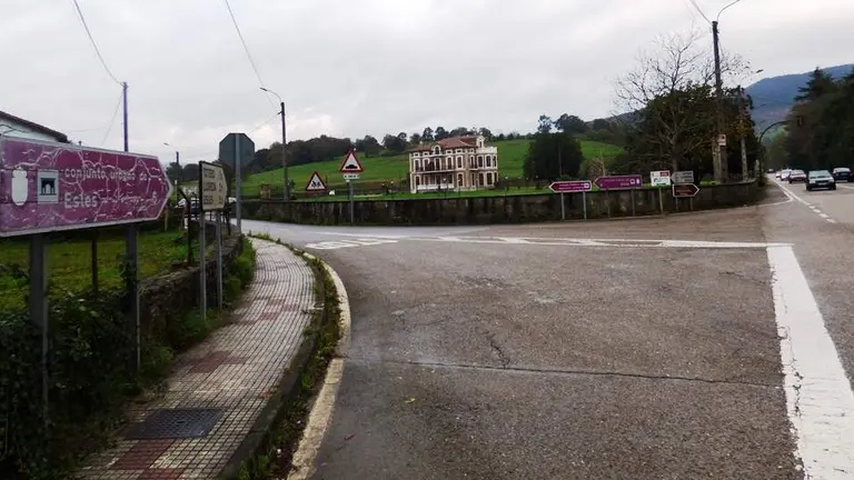 El edificio está ubicado en Esles, localidad de Santa María de Cayón. R.A.
