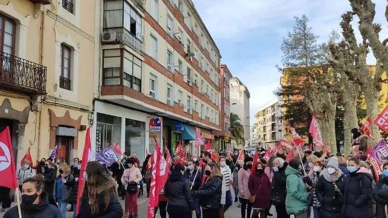 Los trabajadores en el segundo día de huelga del sector conservero en Santoña.