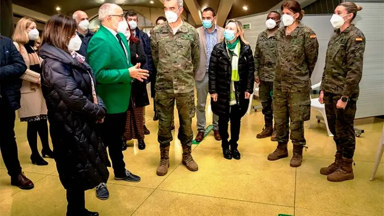 La ministra de Defensa, Margarita Robles, y el consejero de Sanidad, Miguel Rodríguez, con los militares.