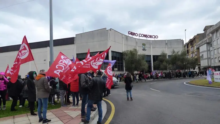 Los trabajadores de las empresas conserveras durante la huelga en Santoña. R.A.