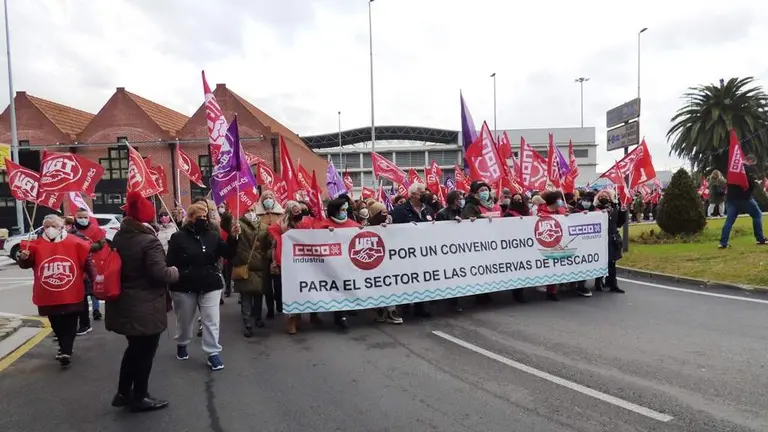 La manifestación partió de la rotonda del Pescador, en Santoña. R.A.