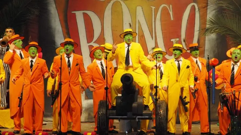 La murga El Búnker en el concurso de murgas adultas de Santoña.