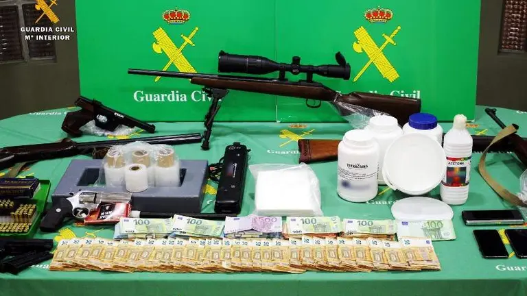 Material incautado por la Guardia Civil a la organización criminal.