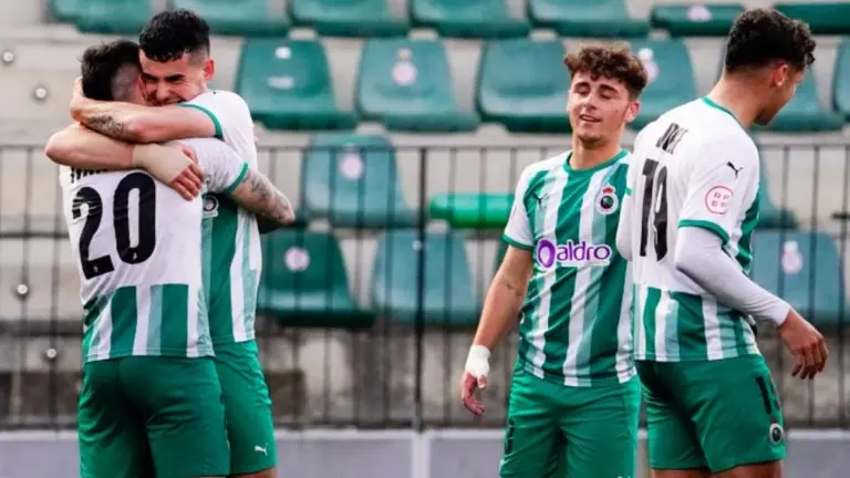 Los jugadores del Rayo Cantabria celebran el gol.