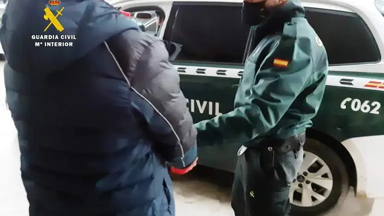 El detenido, presuntamente, realiz&oacute; tocamientos e intento besar a mujeres.