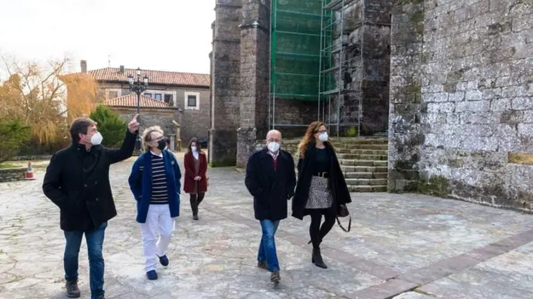 Los directores Generales y el alcalde de San Vicente de la Barquera visitan la iglesia.
