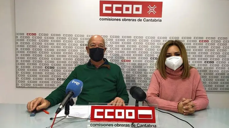 Javier González y Carmen Ortega, de la Sección Sindical de CCOO en el Gobierno de Cantabria.