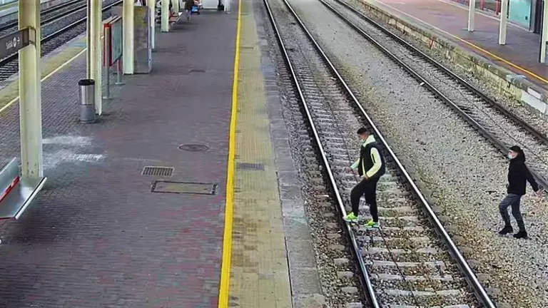 C&aacute;maras de v&iacute;deo vigilancia en la estaci&oacute;n del tren de cercan&iacute;as.