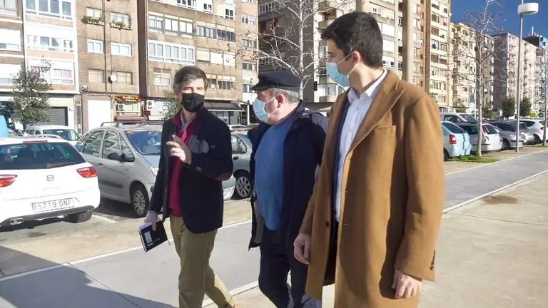Concejales socialistas del Ayuntamiento de Santander en la calle Castilla Hermida.