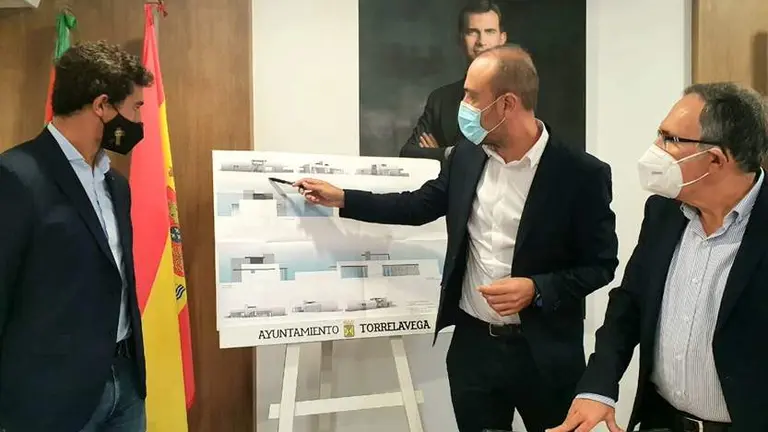 Presentación del proyecto para construir las piscinas al aire libre.